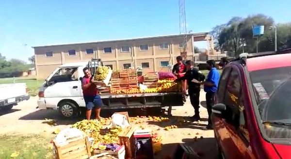 Comerciante prefiere arrojar sus frutas y verduras antes que darle a PMT de Loma Plata - Nacionales - ABC Color