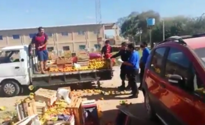 Arrojó sus frutas para que "no se repartan entre ellos" en la comuna