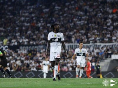 Esperarán a Adebayor solo hasta fin de mes