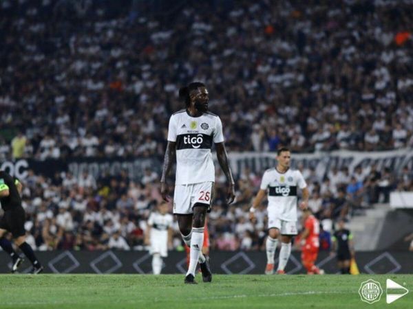 Esperarán a Adebayor solo hasta fin de mes
