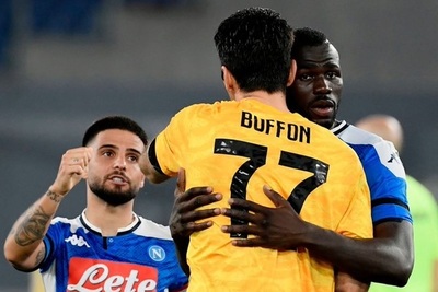Los campeones fueron a saludar a Buffon, la figura del partido