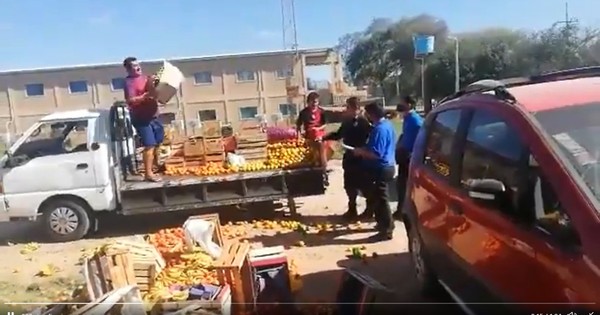 Vendedor de frutas prefirió tirar sus mercaderías a que sean confiscadas por la PMT