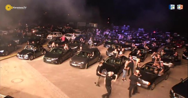 Autocine de Alemania vibró su primer show de heavy metal con coches negros