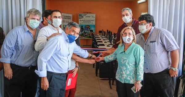 Salomón estuvo por el Chaco inaugurando una biblioteca virtual