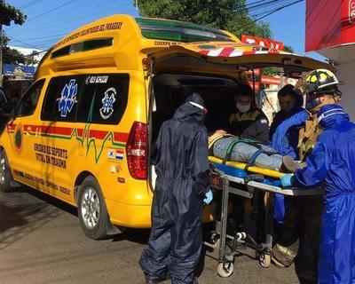Una motociclista choca contra columna en el centro de Luque • Luque Noticias
