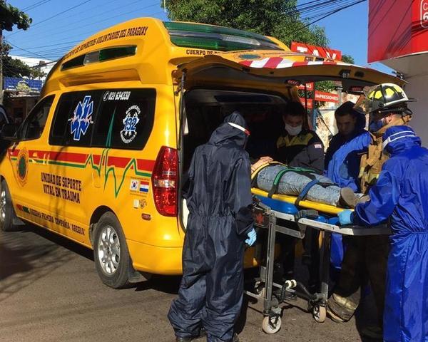 Una motociclista choca contra columna en el centro de Luque • Luque Noticias