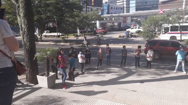 Varados en Paraguay amenazan con protesta en frontera con Argentina - Nacionales - ABC Color