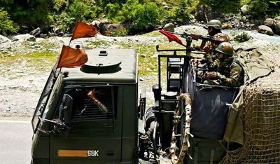 Batalla entre China e India, a los puñetazos, pedradas y garrotazos - Internacionales - ABC Color