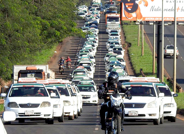 Con ruidosa caravana, trabajadores del volante claman asistencia del Gobierno