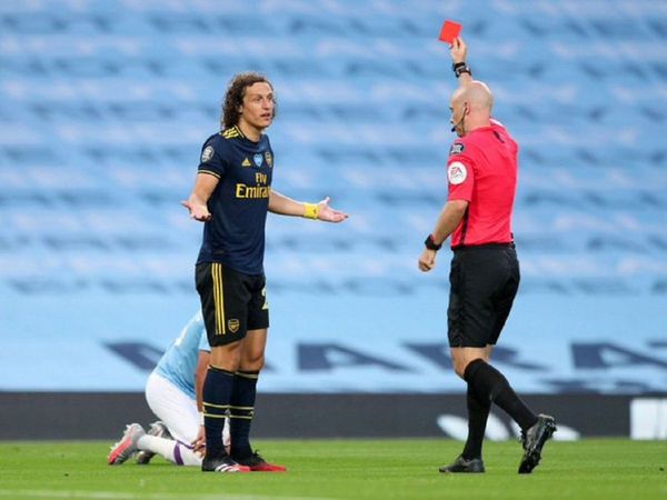 David Luiz deja entrever su salida tras la catástrofe ante el City