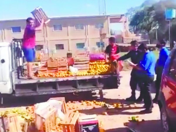 Vendedor tiró sus frutas y verduras: "nos persiguen porque vendemos más barato"