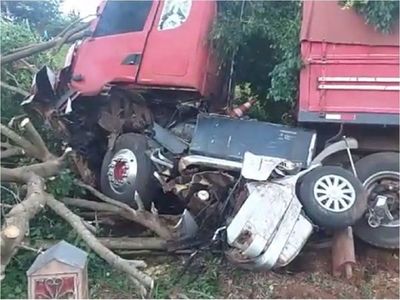 Violento accidente deja atrapado a un auto bajo un camión 