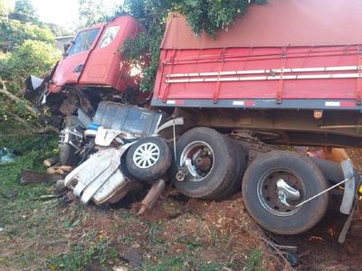 Violento accidente deja atrapado a un auto bajo un camión de gran portedeja atrapado a un auto bajo un camión de gran porte – Prensa 5