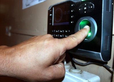 Hay instituciones con "25 asesores ganando G. 20 millones", denuncia senador · Radio Monumental 1080 AM