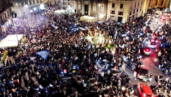 Critican aglomeración de gente en festejos de Napoli