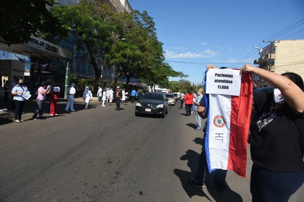 Médicos protestaron por retraso en el cumplimiento de jerarquización salarial - Nacionales - ABC Color