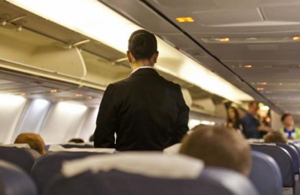 Pasajero es expulsado de un avión por no querer usar mascarilla - SNT