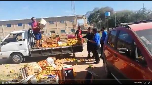 Vendedor de frutas prefirió tirar sus mercaderías a que sean confiscadas por la PMT