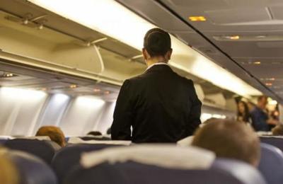Pasajero es expulsado de un avión por no querer usar mascarilla - C9N