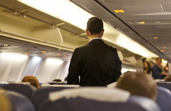 Pasajero es expulsado de un avión por no querer usar mascarilla - C9N