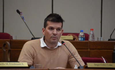 HOY / "Es imposible pagar 20 millones de sueldo a asesores que nunca trabajan"