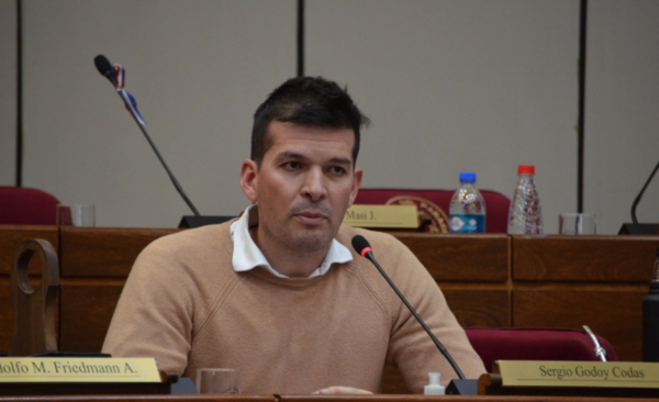 HOY / "Es imposible pagar 20 millones de sueldo a asesores que nunca trabajan"