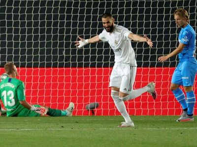 El Real Madrid golea y se mantiene al acecho del Barça