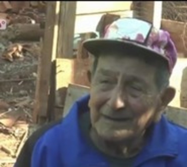 Abuelito vuelve a su casa tras ser desalojado por su propio nieto - Paraguay.com