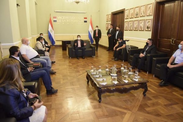 Velázquez comparte proyecto de reforma del servicio civil con funcionarios de entes públicos » Ñanduti