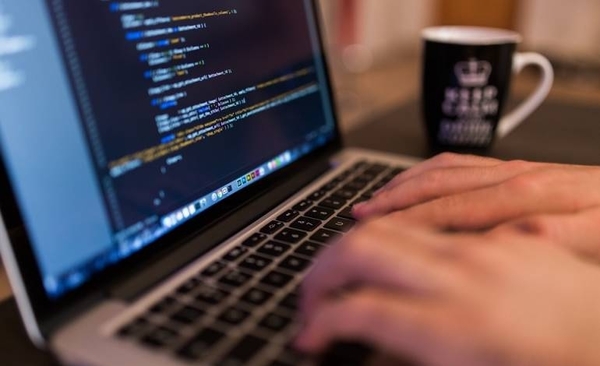 HOY / Trabajo en tiempos de COVID-19: tecnología, el sector que "sobrevivió" a la crisis y siguió con demanda laboral