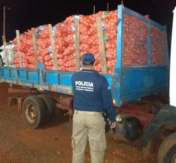 Incautan en el Este camión repleto con productos frutihortícolas que serían de contrabando - Nacionales - ABC Color