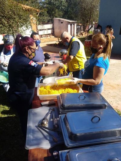 Bomberos y Leones ofrecieron segundo almuerzo a vecinos de ex Marquetalia - Nacionales - ABC Color