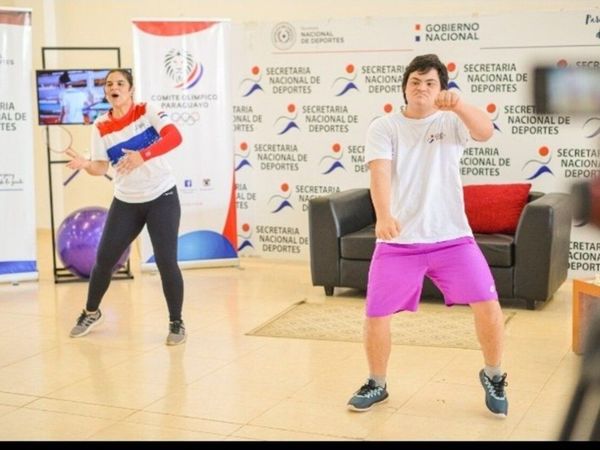 Joven con síndrome de Down enseña zumba