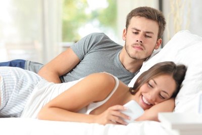 “A mi novio le molesta que yo esté conectada con mi celular” | Crónica