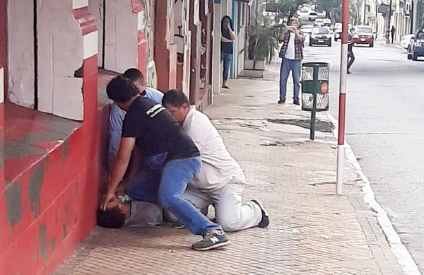 Jóvenes capturan a ladrón en plena calle - Judiciales y Policiales - ABC Color