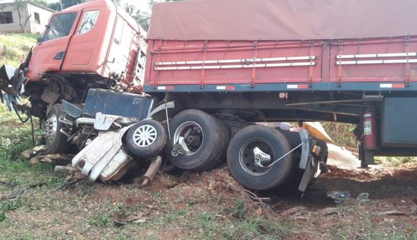 Camión “sojero” aplasta un coche y deja dos fallecidos - Judiciales y Policiales - ABC Color
