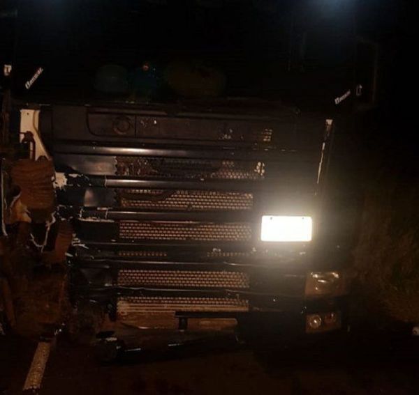 Dos fallecidos en choque de camión contra motocicleta