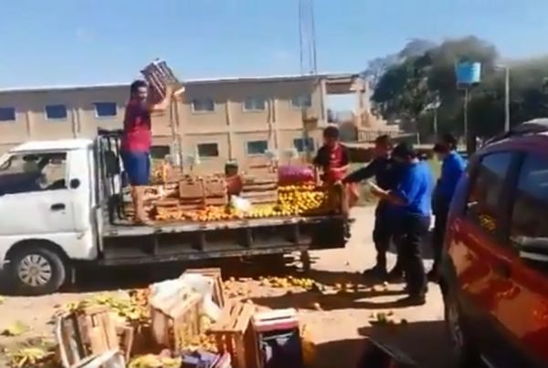 ¡Solidaridad del paraguayo! Compraron todas las frutas del vendedor que decidió tirar sus mercaderías