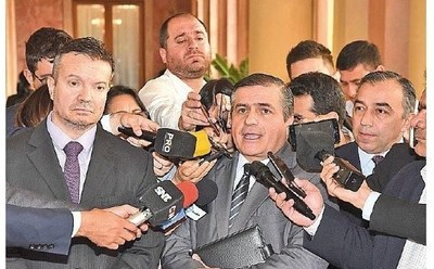 Corrupción: “Arregui y Fernández no ven nada, pasaron de incisivos fiscales a serviles corderos” - ADN Paraguayo