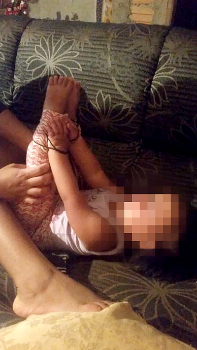Desalmada madre tortura a su hija atándola de pies y manos
