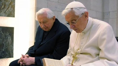 Con 93 años, Benedicto XVI viajó a Alemania para visitar a su hermano enfermo