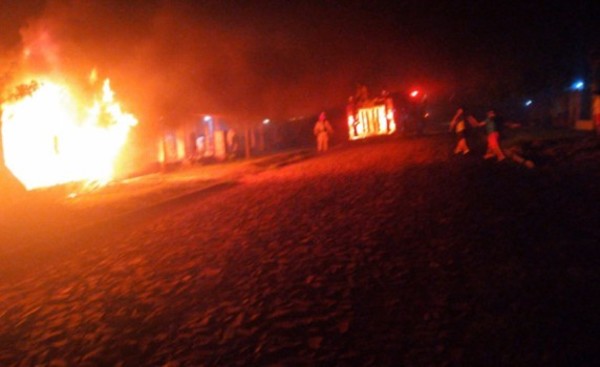 Incendio consumió un camión y varias bolsas de tela