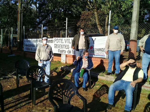 Trabajadores de la ANDE del Este también exigen renuncia de Villordo