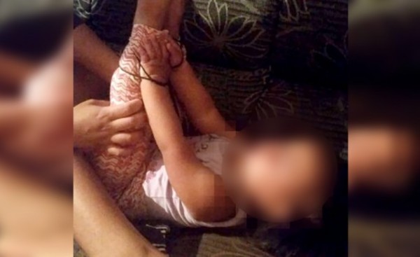 Mujer es denunciada por maniatar a su hija de un año por "inquieta"