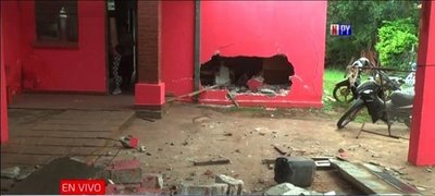 Familia se salva de milagro luego de que auto embistiera contra su casa | Noticias Paraguay