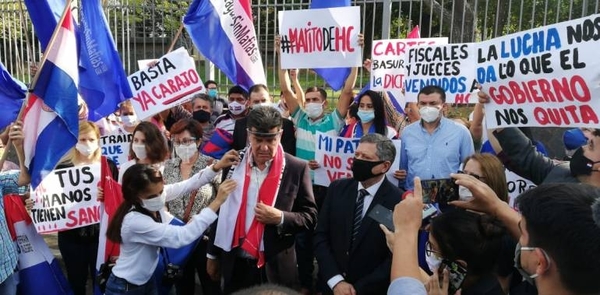 HOY / Adherentes de Efraín violan cuarentena para presionar a la justicia en causa contra el liberal