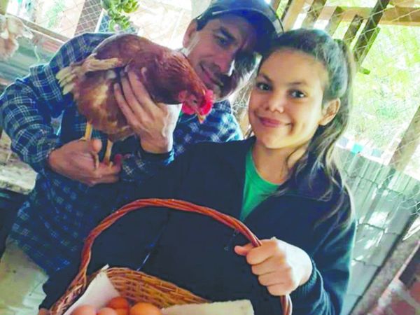 Universitaria itapuense vende huevos con su papá
