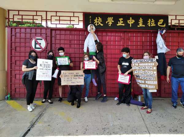 Padres del colegio Chiang Kai Shek siguen en pie de guerra buscando la continuidad del año escolar » Ñanduti