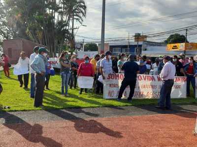 Vecinos se aglomeran frente a la Municipalidad contra la instalación de antena – Prensa 5