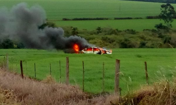 Vehículo se incendia en Raúl Peña